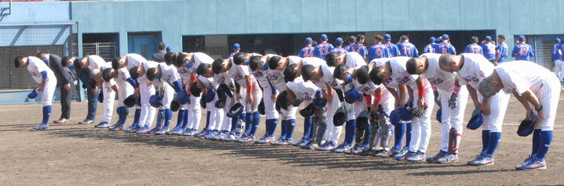 【西部ガス-熊本ゴールデンラークス】都市対抗九州2次予選敗退が決まり、関係者が見守るスタンドへ一礼する熊本ゴールデンラークスの選手たち=宮崎市のアイビースタジアムで2020年10月14日午後0時47分、吉見裕都撮影