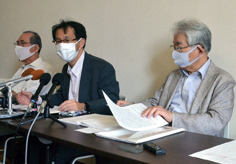 記者会見する呼び掛け人の井口秀作・愛媛大教授(中央)ら有志=松山市一番町4の愛媛県庁で、木島諒子撮影