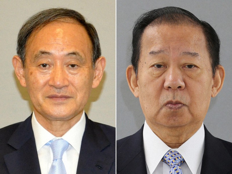 菅義偉首相(左)と二階俊博幹事長