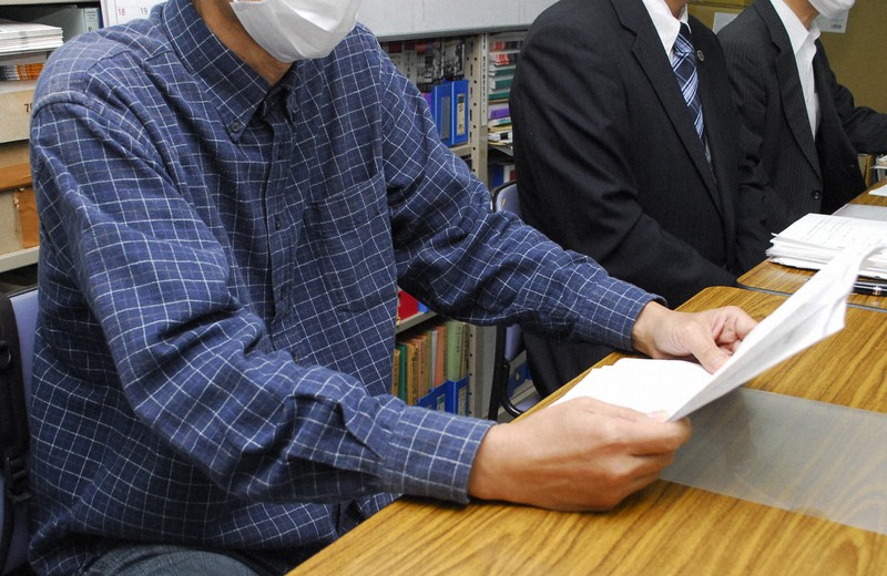 記者会見で、中皮腫で亡くなったうどん店店主の女性について説明し、防止策の必要性を訴える長男(左手前)ら=大阪市中央区内本町1の関西労働者安全センターで2020年10月15日午後2時51分、近藤諭撮影