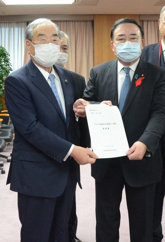 汚染処理水の海洋放出に反対し、慎重な判断を求める要請書を梶山弘志経済産業相(右)に手渡す岸宏全国漁業協同組合連合会会長=東京都千代田区の経産省で2020年10月15日午後2時7分、荒木涼子撮影