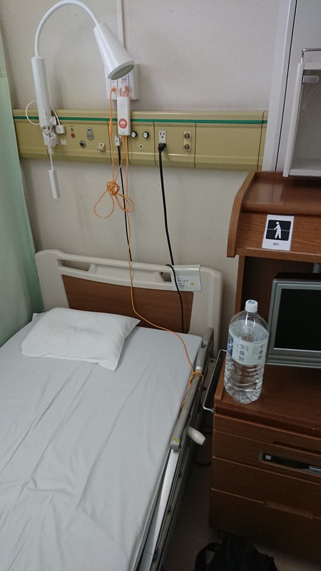硝子体手術の後、経過観察のため3日間入院した。病室は、名古屋の病院から転院してきた3年前と同じ。看護師さんから「倉岡さん、前にいらっしゃいましたよね」と声をかけられ、思わず苦笑いした=2020年7月3日