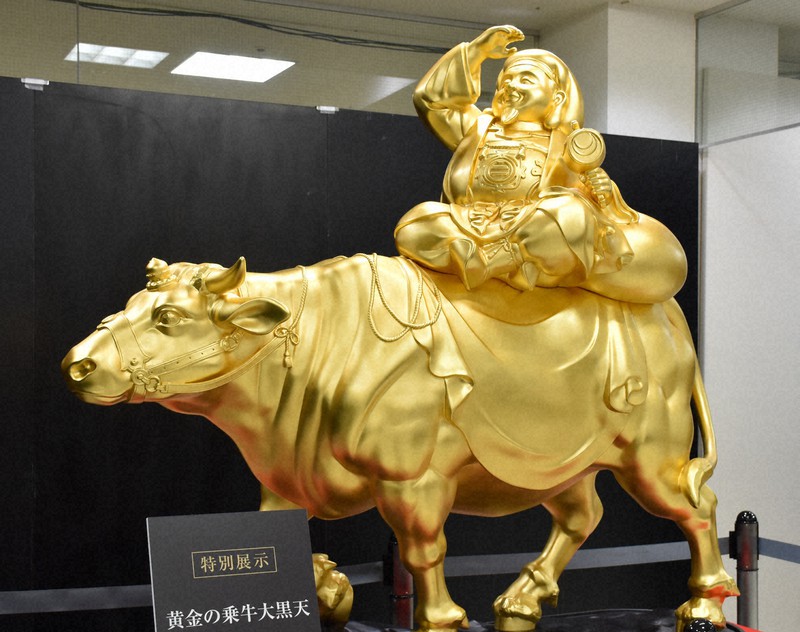 神々しい 純金アマビエ初登場 重さ約7グラムで33万円 京都高島屋 写真特集5 5 毎日新聞