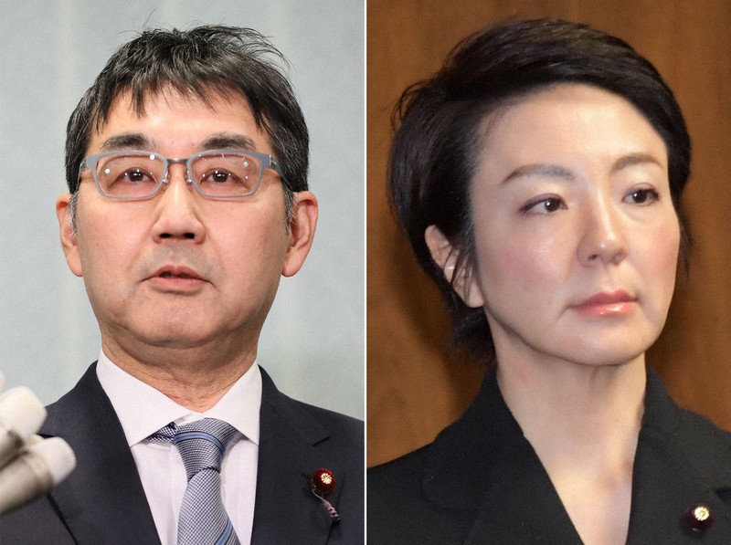 河井克行元法相(左)と案里参院議員