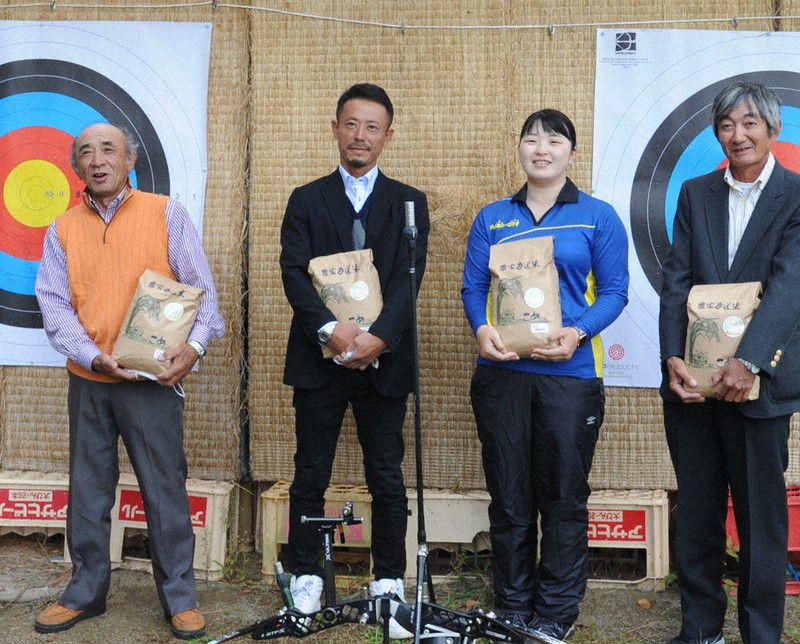 どまんなかを手に喜ぶ中村選手(右から2人目)=山形県鶴岡市で2020年10月15日、長南里香撮影