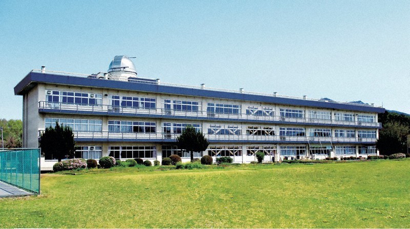 2021年4月に開校予定のS高校が活用する茨城県の旧つくば市立筑波西中学校の校舎=角川ドワンゴ学園提供