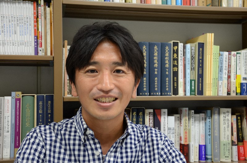 国葬の歴史に詳しい中央大の宮間純一さん=東京都八王子市東中野で2020年10月2日午後3時4分、古川宗撮影