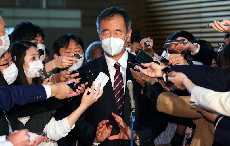 菅義偉首相との会談を終え、報道陣の取材に応じる日本学術会議の梶田隆章会長(中央)=首相官邸で2020年10月16日午後3時50分、小川昌宏撮影