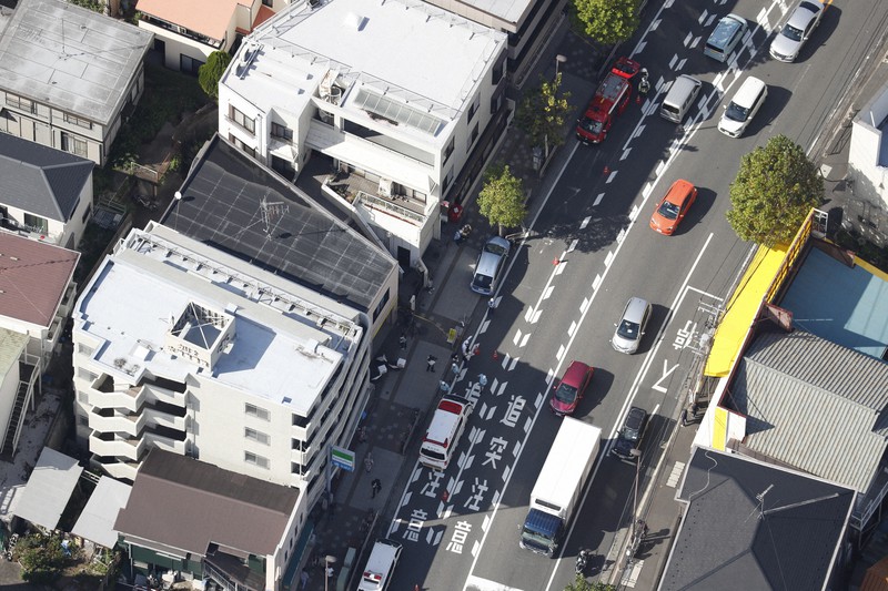 乗用車が歩道乗り上げ バス停の6人軽傷 横浜の国道16号 毎日新聞