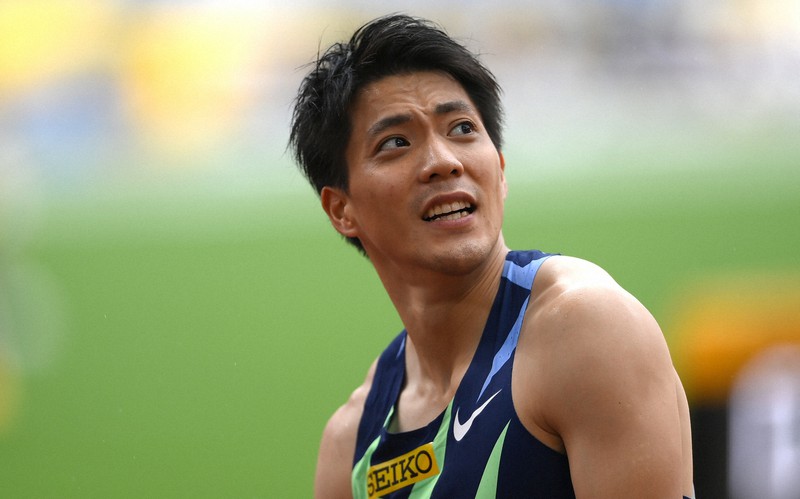 1年3カ月ぶりの復帰戦となったセイコー・ゴールデングランプリの男子100メートル予選を終え、険しい表情で記録を確認する山県亮太=東京・国立競技場で2020年8月23日、久保玲撮影