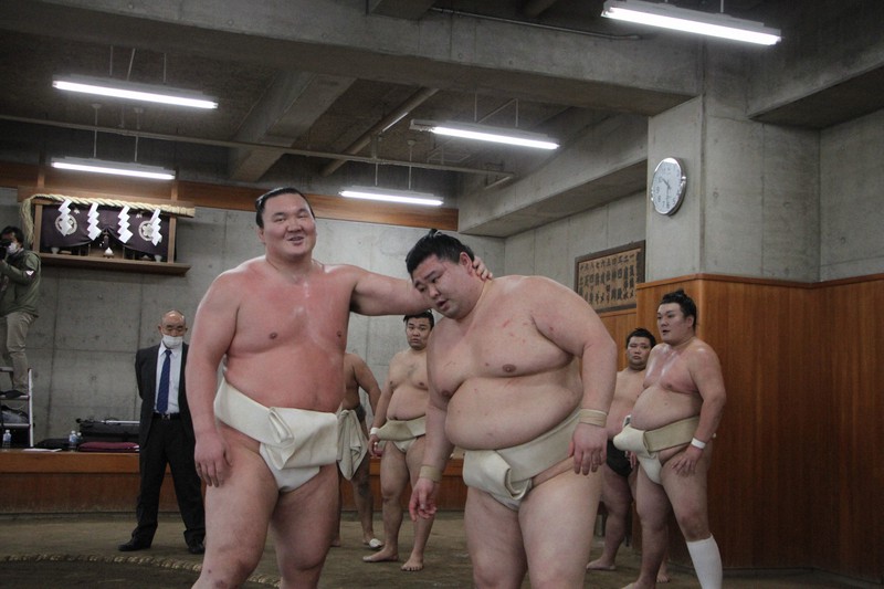 新大関の正代(右)に胸を出す白鵬=東京都墨田区の相撲教習所で2020年10月16日
