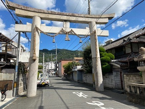 一の鳥居から神津嶽が望める=東大阪市鳥居町で2020年9月28日、松井宏員撮影
