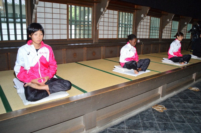 座禅で集中力アップ ダイソー女子駅伝部 三原 広島 毎日新聞