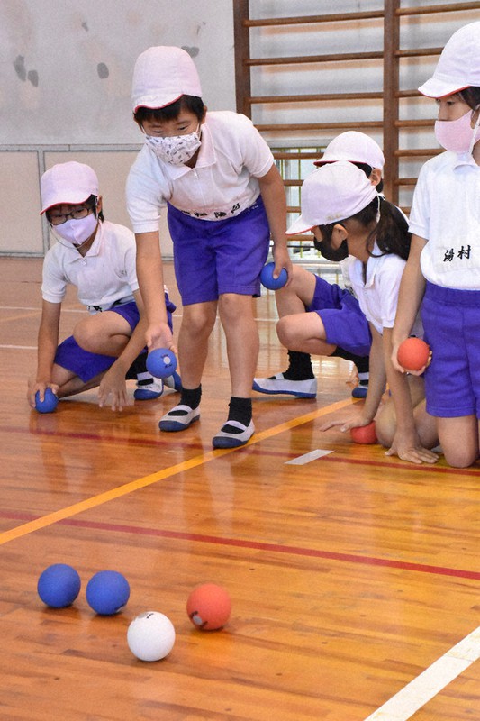 ボッチャに取り組む児童たち=高松市林町の市立林小学校で、川原聖史撮影
