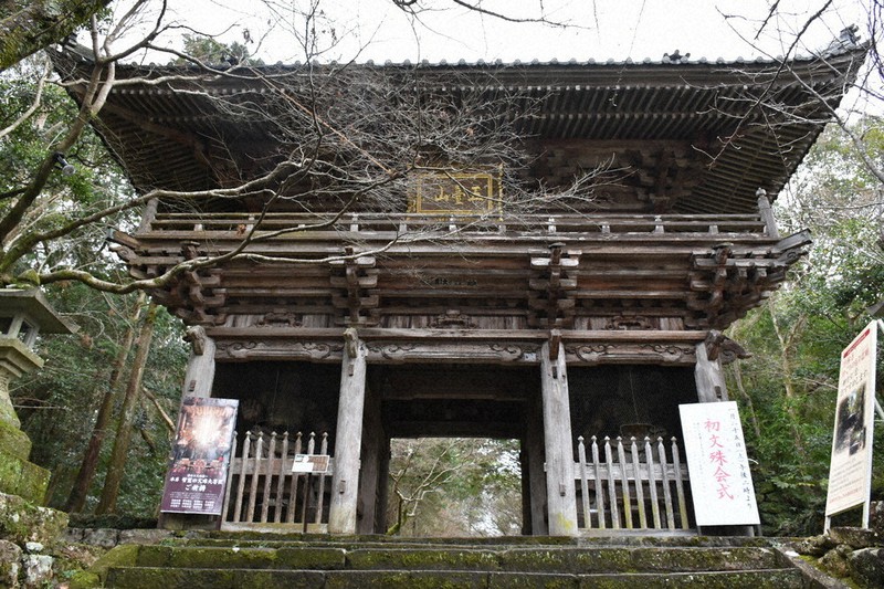 四国八十八カ所霊場三十一番札所、竹林寺の仁王門=高知市五台山で、北村栞撮影