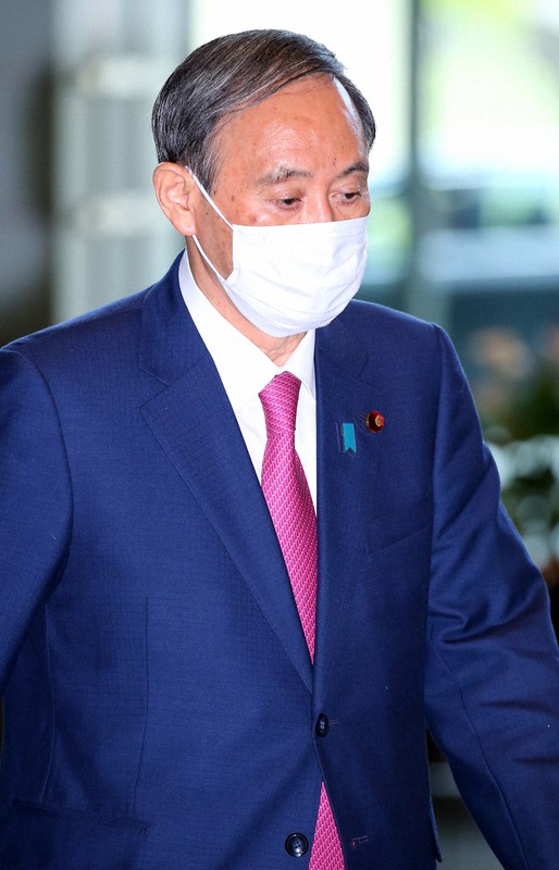 首相官邸に入る菅義偉首相=首相官邸で2020年10月16日午後3時14分、小川昌宏撮影