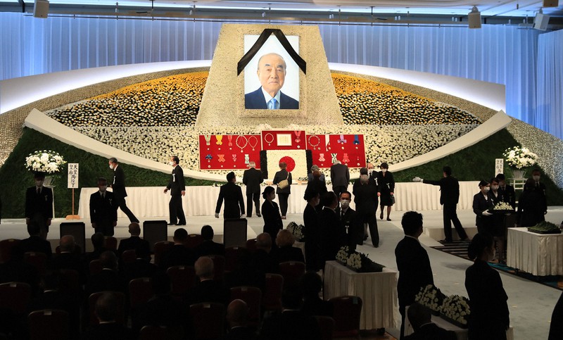 中曽根康弘元首相の内閣・自民党合同葬で献花する人たち=東京都港区のグランドプリンスホテル新高輪で2020年10月17日午後3時23分(代表撮影)