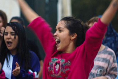 「パピチャ　未来へのランウェイ」の一場面。ヒロインのネジュマ（中央）はイスラム原理主義とファッションで闘う。10月30日から、東京・ヒューマントラストシネマ有楽町などで公開