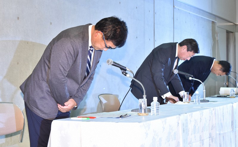 硬式野球部の無期限活動停止について記者会見し、頭を下げる東海大の(左から)伊藤栄治硬式野球部長、山田清志学長、内山秀一教学部長=神奈川県平塚市の東海大で2020年10月17日午後2時15分、滝川大貴撮影