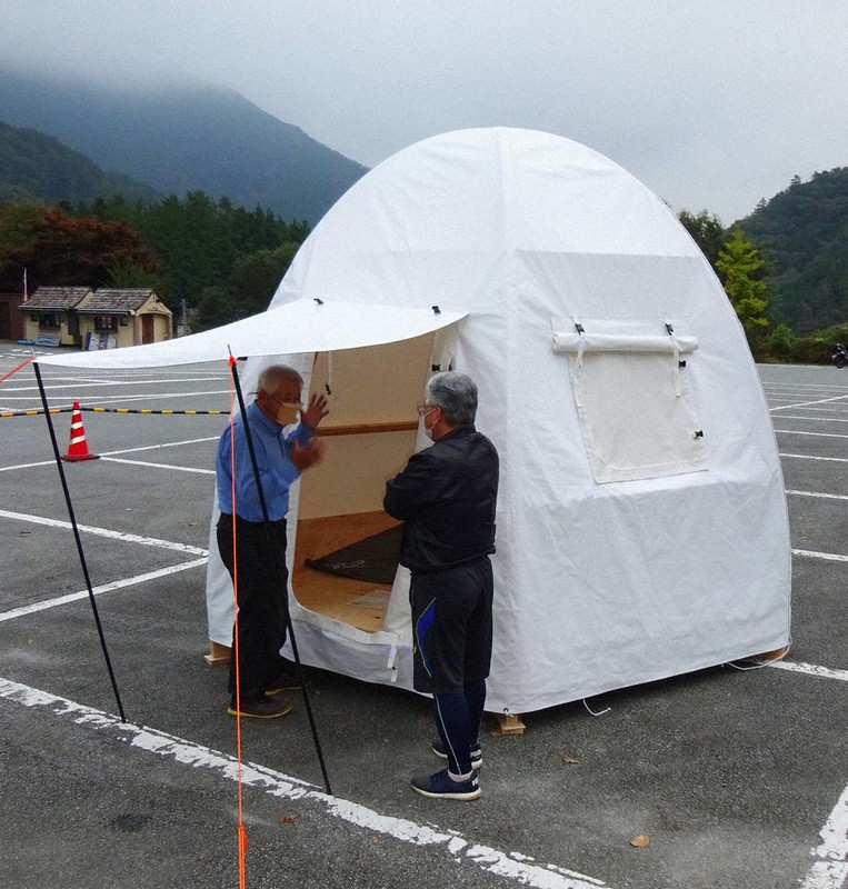 道の駅こすげの駐車場でお披露目された避難用シェルター=山梨県小菅村で2020年10月14日午後4時37分、山本悟撮影