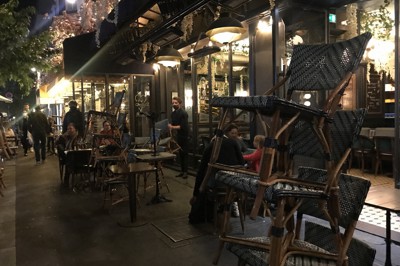 営業終了の午後9時が迫り、店じまいを急ぐカフェの店員＝パリで2020年10月17日午後8時45分、久野華代撮影