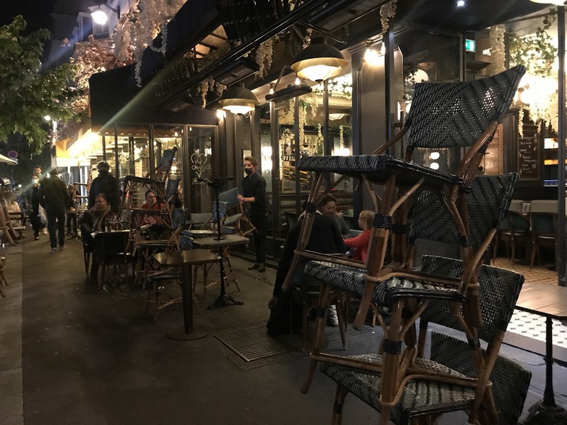 営業終了の午後9時が迫り、店じまいを急ぐカフェの店員=パリで2020年10月17日午後8時45分、久野華代撮影