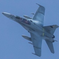広島県北広島町の地上からスマートフォンで撮影された米軍機。機体には岩国基地の所属機と同じコウモリのマークが描かれ、パイロットの姿も見える＝2017年12月15日、高木茂さん撮影