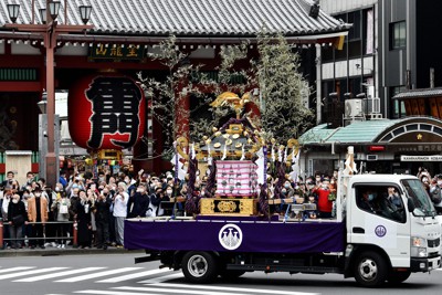 三社祭で「御用車」のトラックに載せられ浅草・雷門の前を巡行するみこし＝東京都台東区で2020年10月18日午後2時37分、滝川大貴撮影