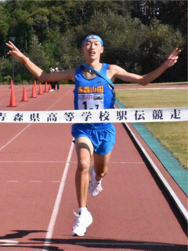 フィニッシュする青森山田・熊谷修也選手（1年）＝青森県東通村の東通中陸上競技場で2020年10月18日、南迫弘理撮影