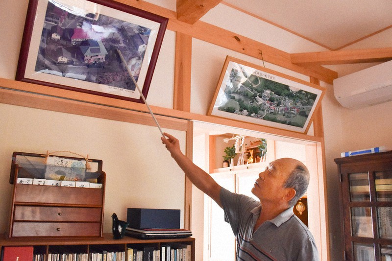 古里・津島地区の写真を説明する原告団長の今野秀則さん=福島県大玉村で2020年8月3日、寺町六花撮影