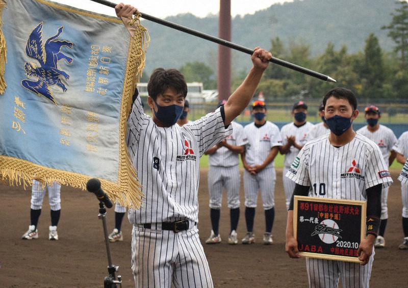 中国地区予選の表彰式で、第1代表に贈られる青獅子旗を掲げる青木拓巳主将。右は代表盾を手にする佐々木駿選手=東広島市の東広島アクアスタジアムで、山口敬人撮影