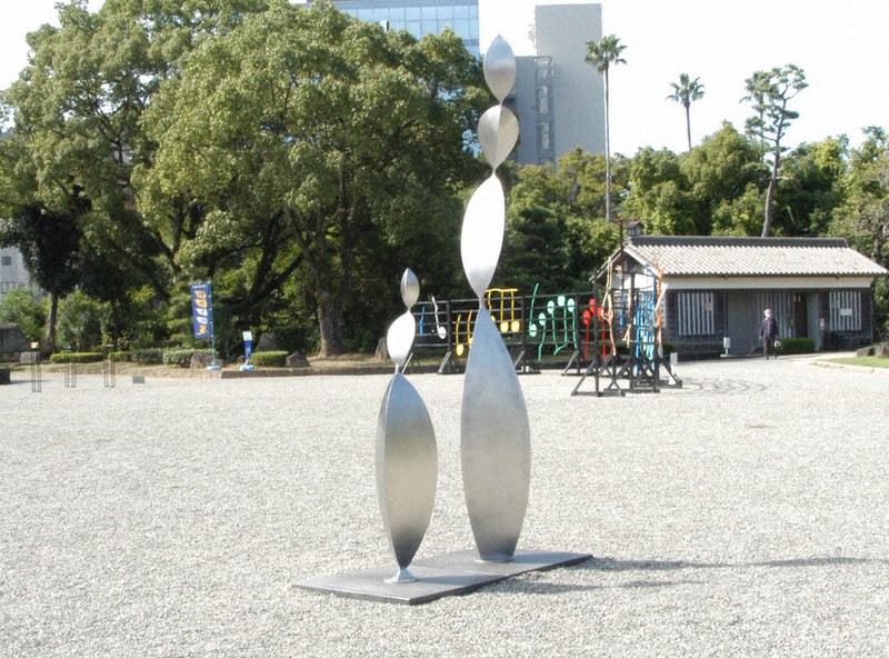 鷲の門広場に並ぶ彫刻作品=徳島市の徳島中央公園で、井上直樹撮影