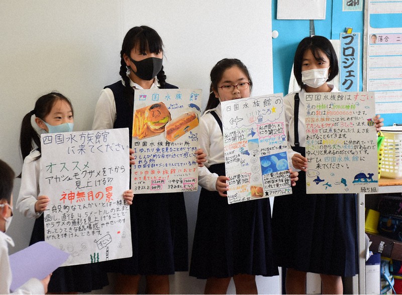 作ったポスターを手に工夫した点などを説明する児童=高松市番町5の香川大教育学部付属高松小で、潟見雄大撮影