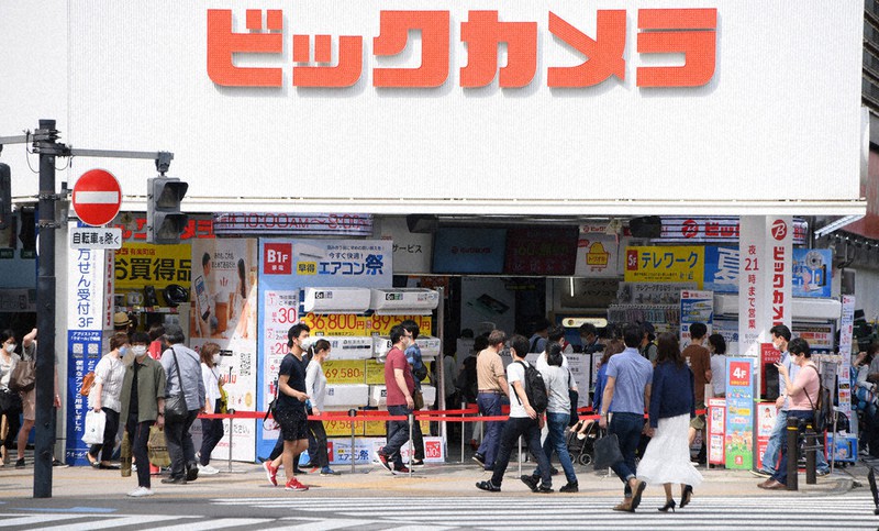 混雑する家電量販店=東京・有楽町で2020年5月30日午後2時37分、丸山博撮影