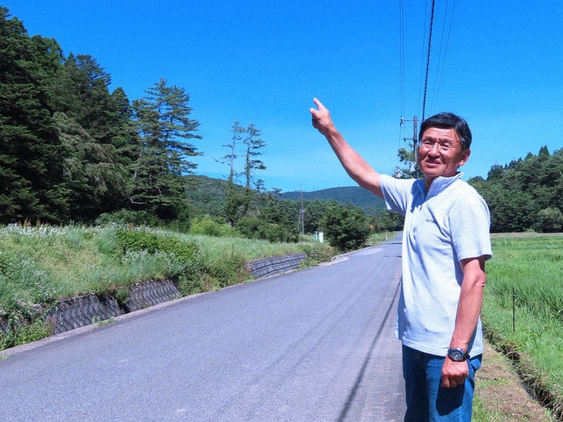 「いつもこの空を低く通っていく」。飛来する米軍機の恐怖を語る高木茂さん=広島県北広島町で2020年8月、黒川晋史撮影