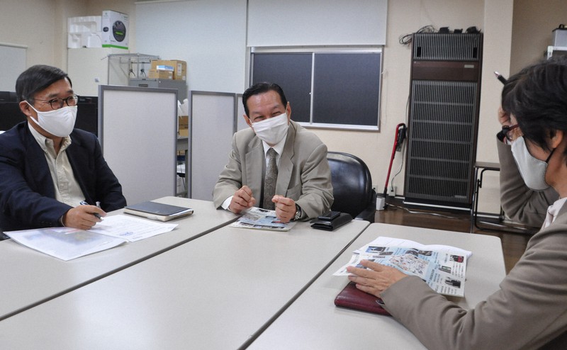 福島県産食品などへの風評払拭を目指す草の根活動について打ち合わせる簡憲幸さん(中央)=福島市内で2020年10月14日午後5時19分、高橋隆輔撮影