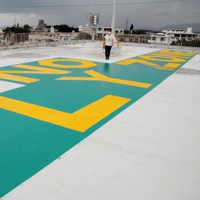 米軍機パイロットに注意を促そうと、沖縄県金武町役場の屋上に書かれた「NO　FLY　ZONE」（飛行禁止区域）の表示＝金武町で2020年9月10日午後1時3分、遠藤孝康撮影