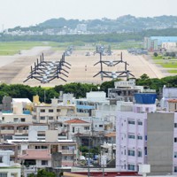 市街地のど真ん中にある米軍普天間飛行場。オスプレイやヘリコプターが駐機する＝沖縄県宜野湾市の嘉数高台公園で2020年8月4日午前10時8分、竹内望撮影