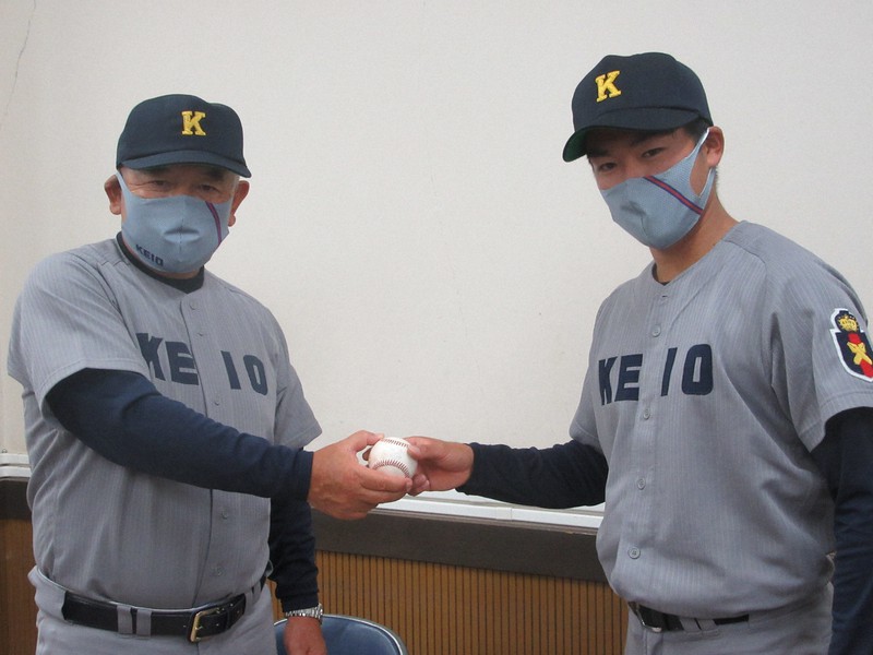 ホームランボールを手にする長谷川(右)と堀井監督=神宮球場で2020年10月19日午後2時15分、岸本悠撮影
