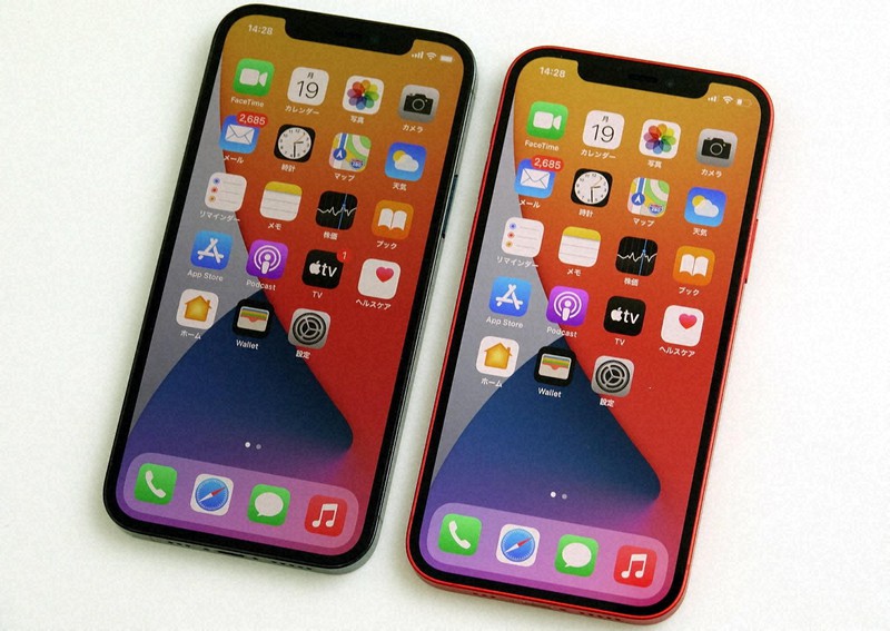 iPhone 12(右)とiPhone 12プロ。デザインや寸法が同じになった。画面はともに有機ELだがプロの方がやや明るい