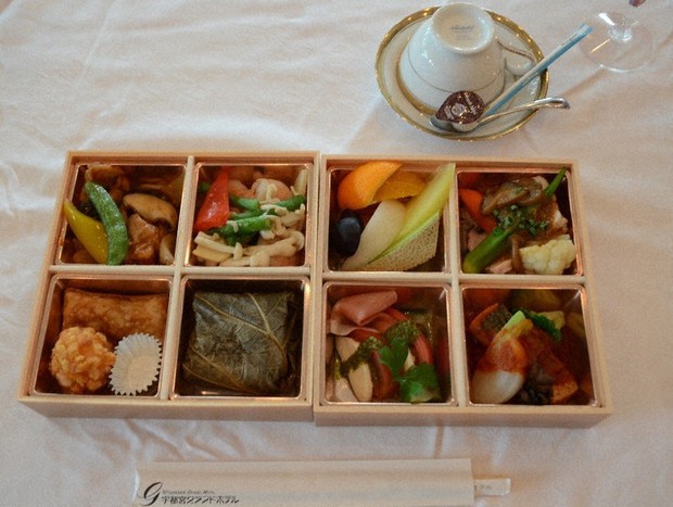 コースの宴会料理を重箱に詰め合わせた「お重でパーティ」の食事=宇都宮市西原町の宇都宮グランドホテルで2020年10月12日、渡辺佳奈子撮影