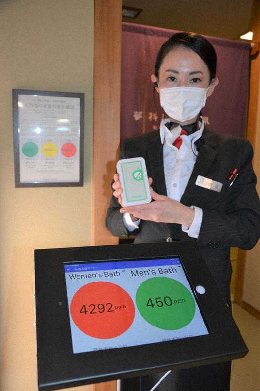 大浴場の密集状態を確認できる「換気モニター」=長野県茅野市北山蓼科の蓼科親湯温泉で2020年10月15日、井川加菜美撮影