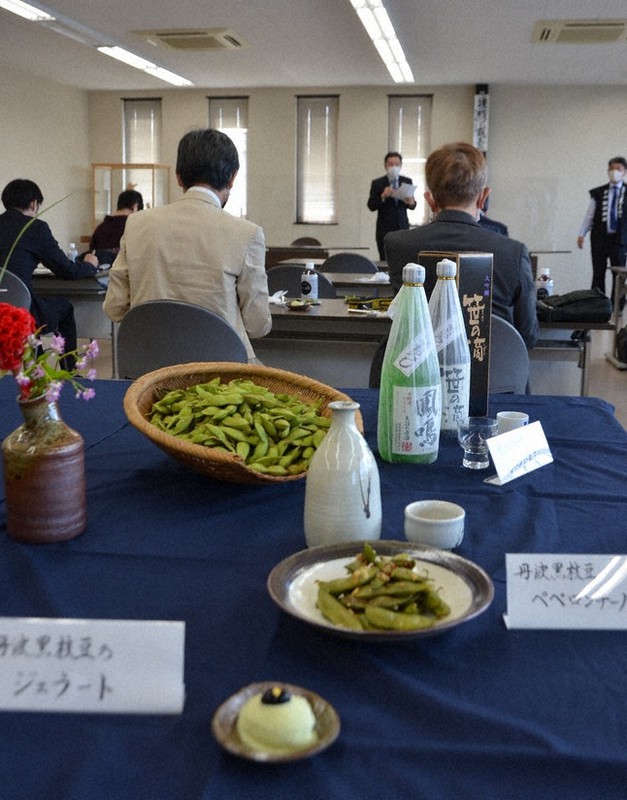 日本酒と黒枝豆について講演する鳳鳴酒造の西尾和磨社長(奥中央)=兵庫県丹波篠山市立町の小田垣商店で、丸井康充撮影