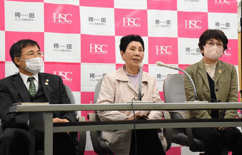 記者会見で「事件の時に生まれていなかった若い方たちのご支援が多く、改めて巌のことに関心をもっていただいた」と感謝する袴田秀子さん(中央)=静岡県庁で2020年10月20日午前10時16分、古川幸奈撮影