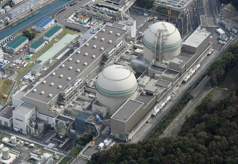 関西電力高浜原発(手前から)4号機、3号機=福井県高浜町で2019年11月3日、本社ヘリから大西達也撮影