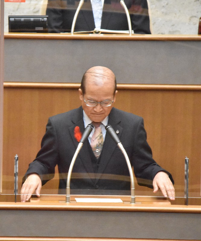 謝罪の言葉を述べ、頭を下げる白石正輝区議=東京都足立区議会で2020年10月20日午後1時2分、南茂芽育撮影