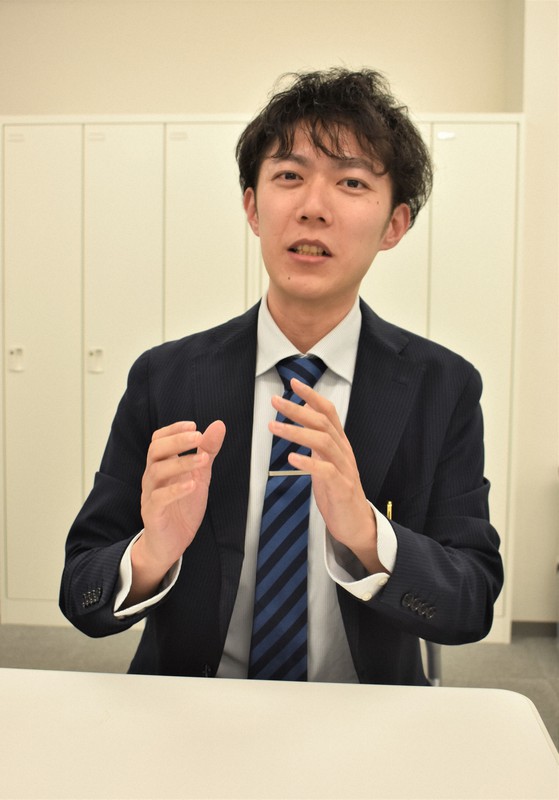 「劇団で頑張ってきたことが仕事と認められて良かった」と訴訟を振り返る末広大知さん=東京都内で2020年10月14日午後6時3分、遠山和宏撮影