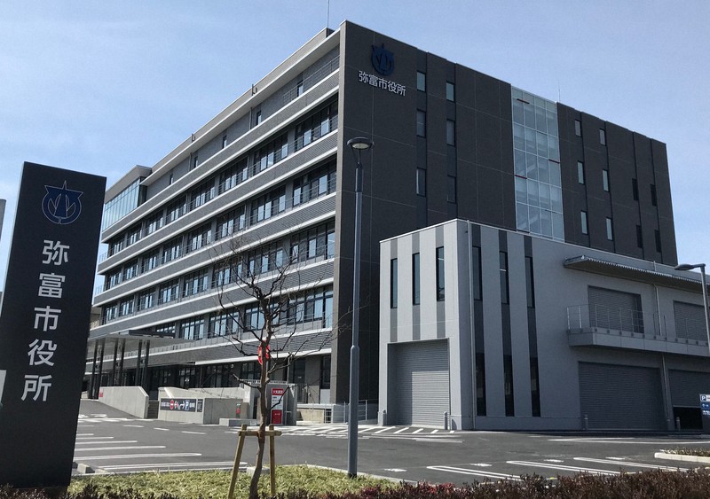 弥富市議会が入る市庁舎。市議会はオンブズマン活動をしている市議への辞職勧告を決議した=2020年2月28日午前、川瀬慎一朗撮影