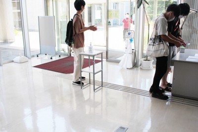 3号館エントランスでの検温、消毒の様子