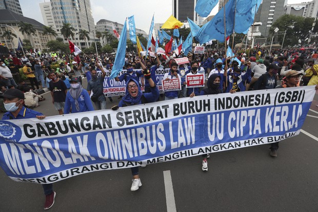Indonesians Take To The Streets To Protest New Labor Law The Mainichi
